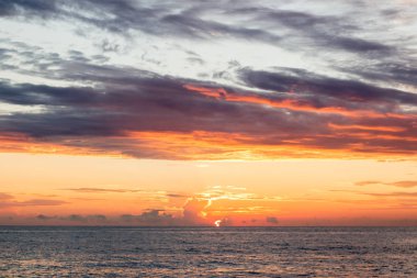 Sunset bulvarında Sochi denizde. Bulutlar, mavi gökyüzü ve güneş