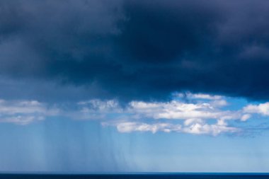 Fırtına bulutları, deniz üzerinde yağmur
