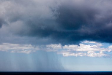 Fırtına bulutları, deniz üzerinde yağmur