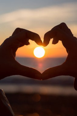Ellerin kalbinde gün batımı