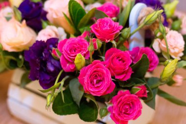 Bir buket pembe gül.