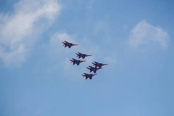 ソチでの航空ショーでパフォーマンス航空群アマツバメ — ストック写真