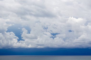 Gökyüzü bulutlu denize