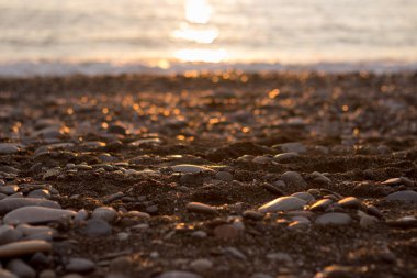 Sunset bulvarında Sochi denizde. Bulutlar, mavi gökyüzü ve güneş