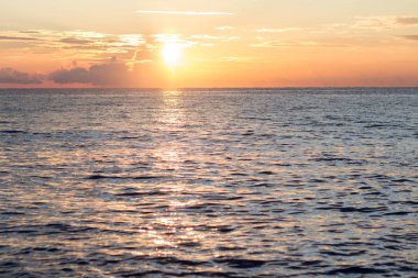 Sunset bulvarında Sochi denizde. Bulutlar, mavi gökyüzü ve güneş