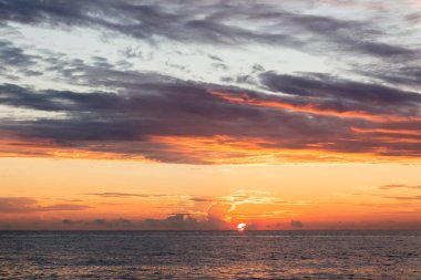 Sunset bulvarında Sochi denizde. Bulutlar, mavi gökyüzü ve güneş