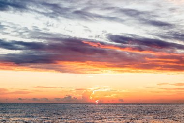 Sunset bulvarında Sochi denizde. Bulutlar, mavi gökyüzü ve güneş