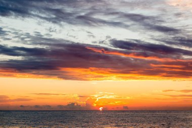 Sunset bulvarında Sochi denizde. Bulutlar, mavi gökyüzü ve güneş