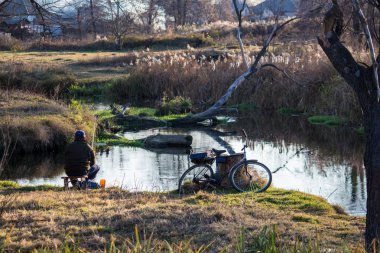 Nehirde balık balıkçı yakalar