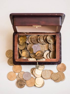 Farklı jetonlu Vintage kutusu