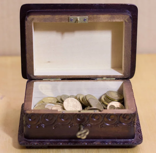 Vintage Box Mit Verschiedenen Münzen — Stockfoto