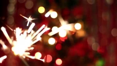 Maytap yakınındaki bir kırmızı arka plan ve aydınlatma ile Noel ağacı