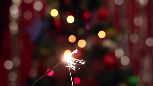 Sparklers Vicino All Albero Natale Con Sfondo Rosso Illuminazione — Video Stock