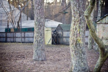 Özel olarak belirli bir alanda paintball oynamak