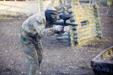 Özel olarak belirli bir alanda paintball oynamak