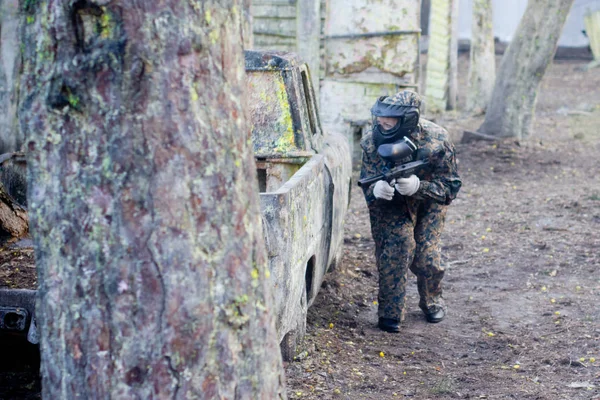 Menschen Spielen Paintball Einem Speziell Ausgewiesenen Gebiet — Stockfoto