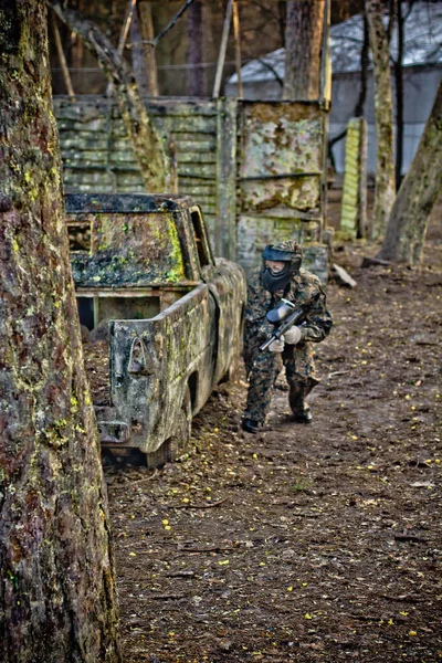 Menschen Spielen Paintball Einem Speziell Ausgewiesenen Gebiet — Stockfoto