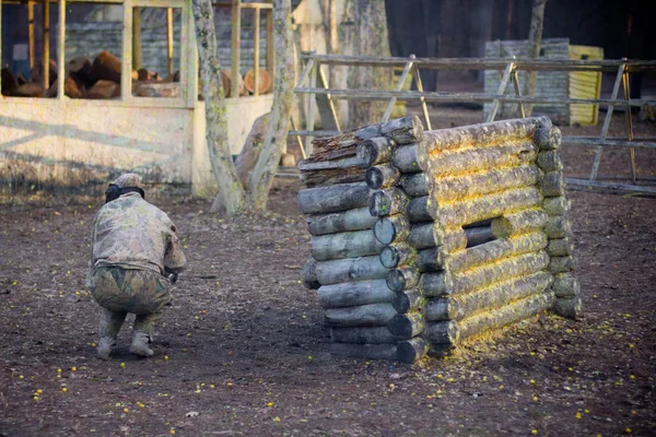 Menschen Spielen Paintball Einem Speziell Ausgewiesenen Gebiet — Stockfoto