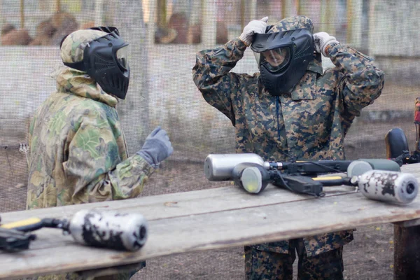 Menschen Spielen Paintball Einem Speziell Ausgewiesenen Gebiet — Stockfoto