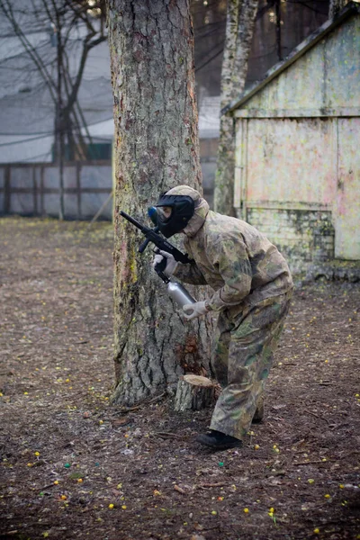 Persone Giocano Paintball Area Appositamente Designata — Foto Stock