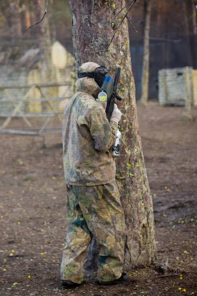 Menschen Spielen Paintball Einem Speziell Ausgewiesenen Gebiet — Stockfoto