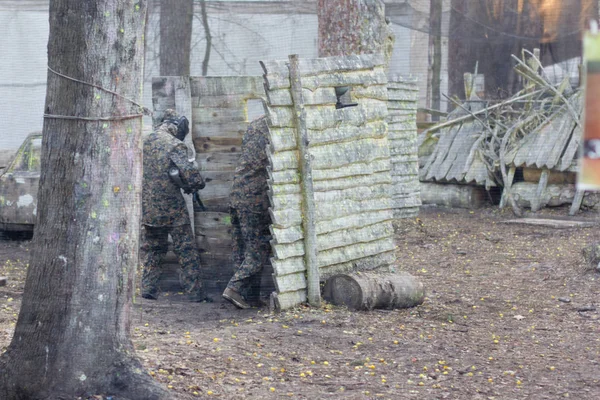 Menschen Spielen Paintball Einem Speziell Ausgewiesenen Gebiet — Stockfoto