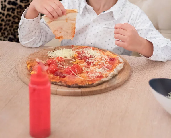 Dzieci Uczą Się Gotować Pizzę Klasie Mistrzowskiej — Zdjęcie stockowe