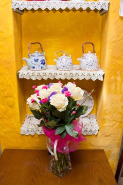 Vazodaki bir doğum günü için çiçek buketlerini selamlıyorum.