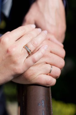 Eller yeni halkalar ile evli