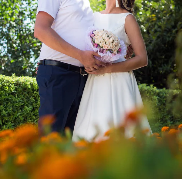 Damat Gelin Buketle Arka Arkaya — Stok fotoğraf