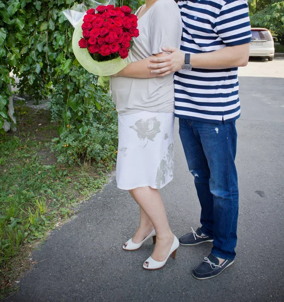 Married Couple Holds Flowers Hugging — Stock Photo, Image