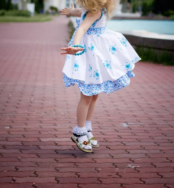 Petite Fille Sautant Dans Rue — Photo