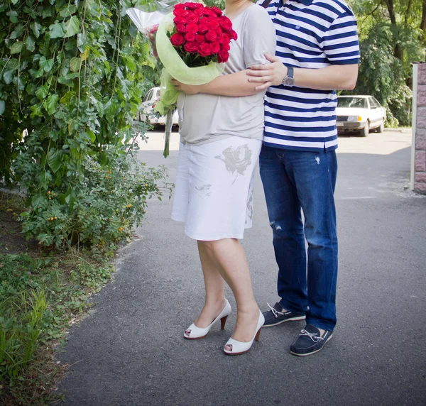 Małżeństwo Trzyma Kwiaty Przytulając — Zdjęcie stockowe