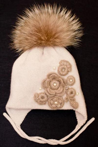 统一背景上的手工编织婴儿帽 — 图库照片
