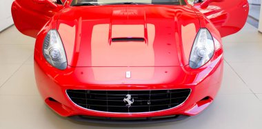 Showroom kırmızı araba Ferrari