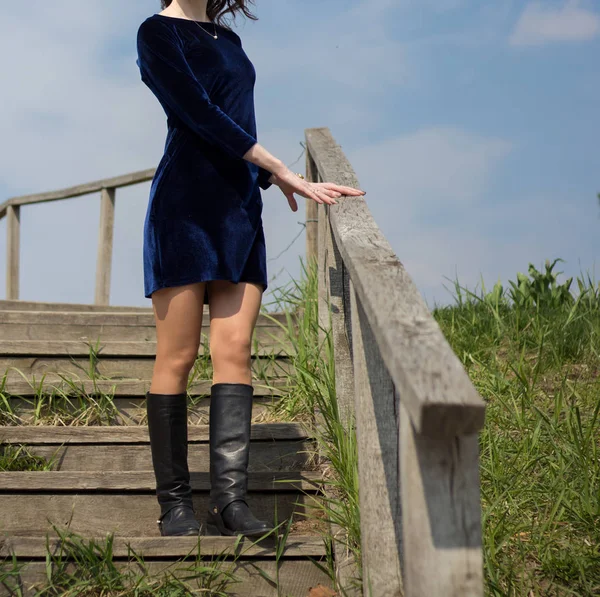 Meisje Een Blauw Fluwelen Jurk Natuur — Stockfoto