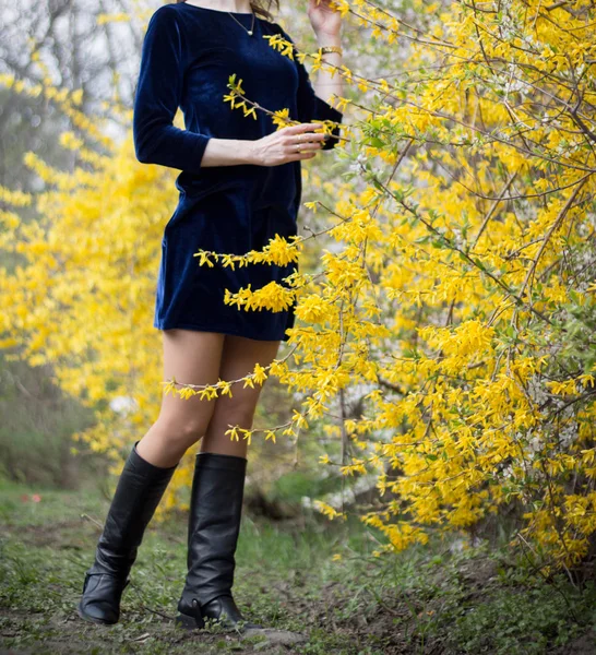 Menina Perto Flores Amarelas — Fotografia de Stock