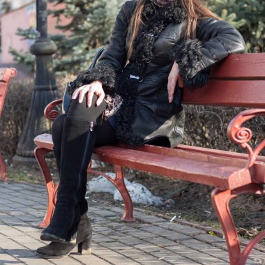 Kışın bankta kız