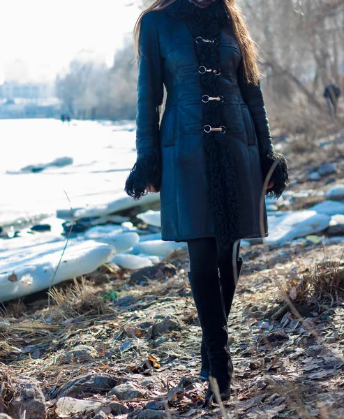 Meisje Bij Rivier Winter — Stockfoto