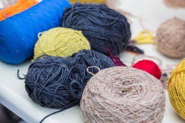 Topları renkli iplik örme için