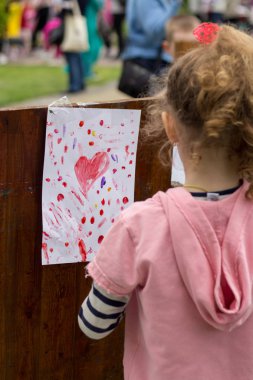 Çocuk yaratıcılıkla meşgul.