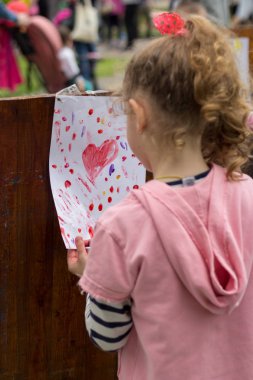 Çocuk yaratıcılıkla meşgul.