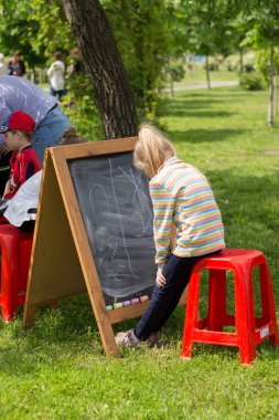 Çocuk yaratıcılıkla meşgul.
