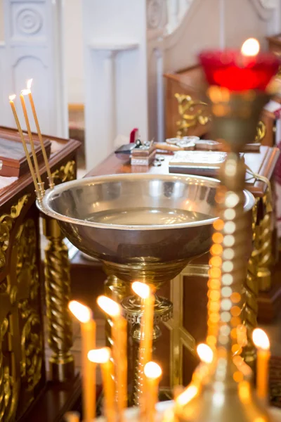 Bir Ortodoks kilisesinde vaftiz için Kilise yazı tipi