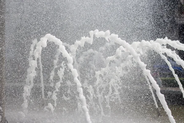 喷泉喷出的一喷水 水的喷射 — 图库照片