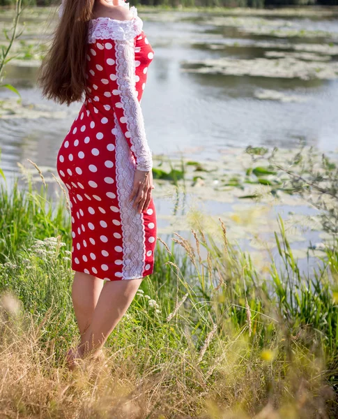Fille Dans Robe Rouge Tient Près Lac — Photo
