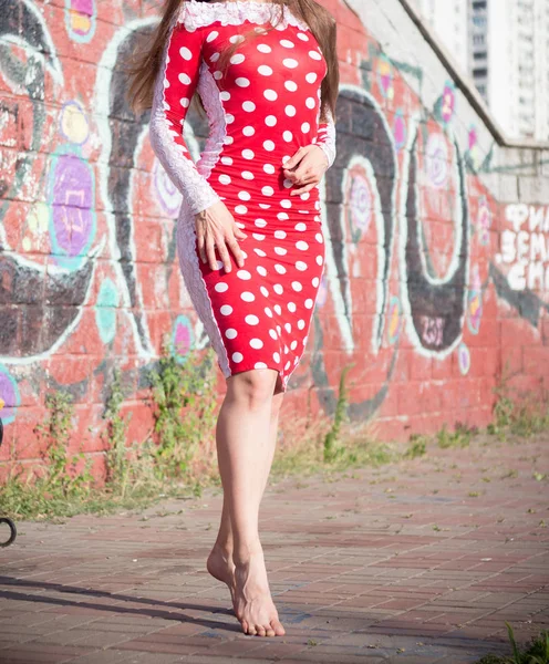 Lány Piros Polka Dot Ruha Sétál Parkban — Stock Fotó