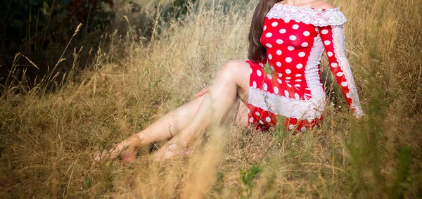 Fille Dans Une Robe Pois Rouges Promenades Dans Parc — Photo