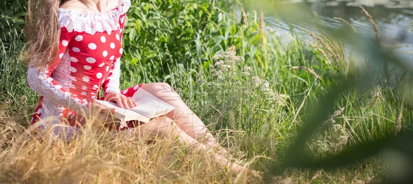 Κορίτσι Πουά Φόρεμα Διαβάζει Ένα Βιβλίο Στη Φύση — Φωτογραφία Αρχείου