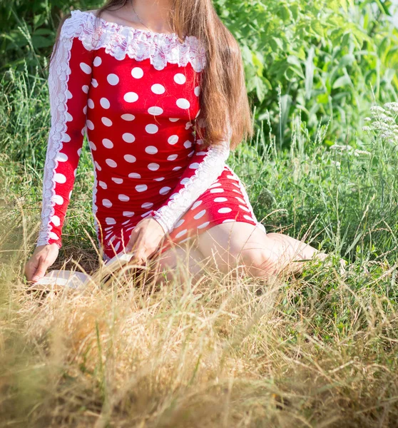 Menina Vestido Bolinhas Livro Natureza — Fotografia de Stock